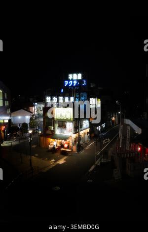 Tokyo, Giappone - 30 maggio 2026: Persone non identificate che mangiano e bevono a tarda notte al Uonami Fish Bar nella stazione di Shiinamachi a Tokyo, Giappone Foto Stock