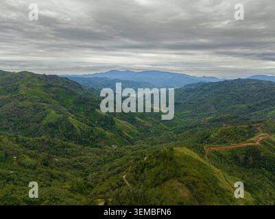 Montagne e colline con foresta verde e alberi ai tropici. Sumatra, Indonesia. Foto Stock