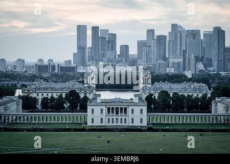 Una vista panoramica ad alto angolo che si affaccia sull'architettura classica del National Maritime Museum e della Queen's House a Greenwich Park, Londra Foto Stock