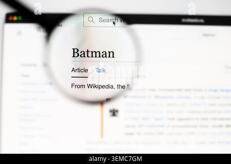 Milano, Italia 2026, 20 Apr primo piano di Batman pagina Wikipedia su uno schermo di un laptop. Concentrati sul nome di Batman sotto una lente d'ingrandimento. Foto Stock