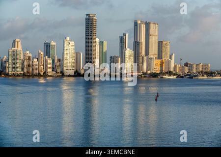 Cartagena Colombia, Cartagena Bay, Bocagrande, Porto di Cartagena, Hyatt Regency Cartagena, skyline della città, grattacieli alti, hotel di lusso, cond. Residenziale Foto Stock