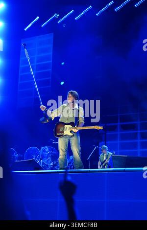 NASHVILLE, TENNESSEE - 5 GIUGNO: Keith Urban si esibisce sul palco al Nissan Stadium durante il CMA Fest 2026 giorno due il 5 giugno 2026 a Nashville, Tennessee. 5 giugno 2026 a Nashville, Tennessee. Crediti: Mickey Bernal / AdMedia Foto Stock