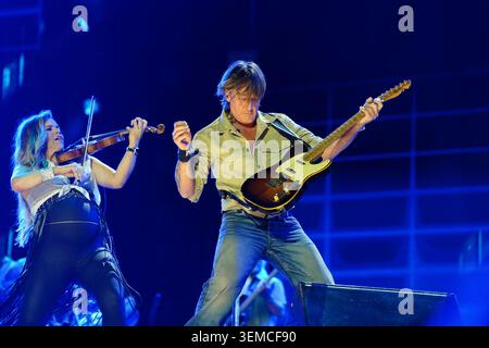NASHVILLE, TENNESSEE - 5 GIUGNO: Keith Urban si esibisce sul palco al Nissan Stadium durante il CMA Fest 2026 giorno due il 5 giugno 2026 a Nashville, Tennessee. 5 giugno 2026 a Nashville, Tennessee. Crediti: Mickey Bernal / AdMedia Foto Stock