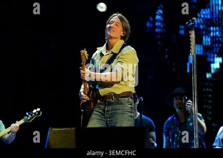 NASHVILLE, TENNESSEE - 5 GIUGNO: Keith Urban si esibisce sul palco al Nissan Stadium durante il CMA Fest 2026 giorno due il 5 giugno 2026 a Nashville, Tennessee. 5 giugno 2026 a Nashville, Tennessee. Crediti: Mickey Bernal / AdMedia Foto Stock