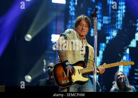 NASHVILLE, TENNESSEE - 5 GIUGNO: Keith Urban si esibisce sul palco al Nissan Stadium durante il CMA Fest 2026 giorno due il 5 giugno 2026 a Nashville, Tennessee. 5 giugno 2026 a Nashville, Tennessee. Crediti: Mickey Bernal / AdMedia Foto Stock