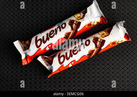 Leopoli, Ucraina - 31 maggio 2026: Due barrette di cioccolato Kinder Bueno in involucro su sfondo nero testurizzato Foto Stock