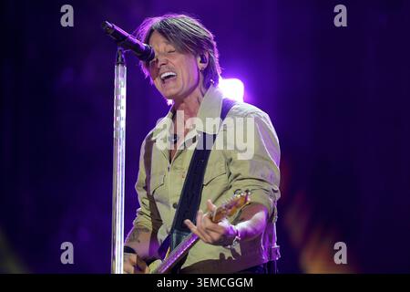 NASHVILLE, TENNESSEE - 5 GIUGNO: Keith Urban si esibisce sul palco al Nissan Stadium durante il CMA Fest 2026 giorno due il 5 giugno 2026 a Nashville, Tennessee. 5 giugno 2026 a Nashville, Tennessee. Crediti: Mickey Bernal / AdMedia Foto Stock