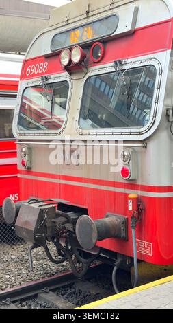 Treno elettrico a più unità Red Vy Classe 69 in una piattaforma di una stazione a Oslo Norvegia Foto Stock