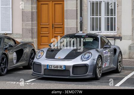 Remiremont, Francia - Vista su una Porsche 991 GT2 RS grigia parcheggiata in una strada. Foto Stock