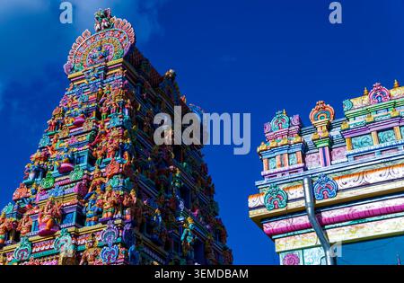 Vista ravvicinata del gopuram (torre del tempio) riccamente decorato del nuovo tempio indù di Sri Ganesha a Neukölln, Germania. Tempio Tamil. Foto Stock