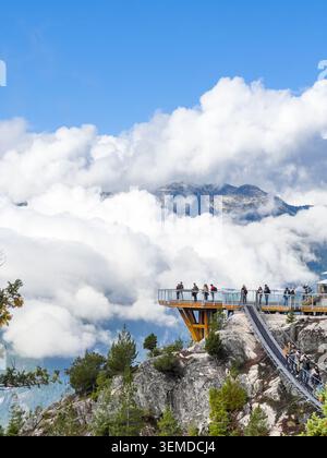 SQUAMISH, COLUMBIA BRITANNICA, CANADA – OTTOBRE 2021: I turisti esplorano la piattaforma di osservazione e la scalinata sulla piattaforma di osservazione della funivia Sea to Sky Foto Stock