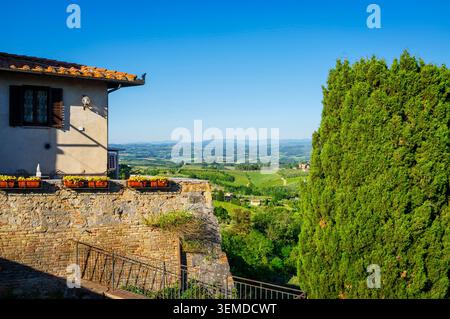Panorama della campagna intorno a San Gimignano, Toscana, Italia. Immagine a colori Foto Stock