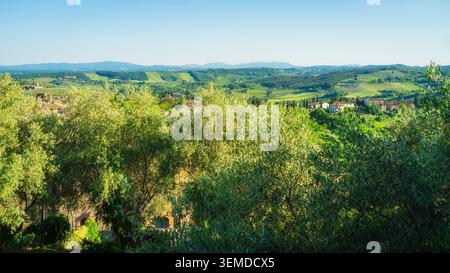 Panorama della campagna intorno a San Gimignano, Toscana, Italia. Immagine a colori Foto Stock