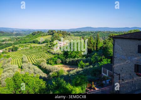Panorama della campagna intorno a San Gimignano, Toscana, Italia. Immagine a colori Foto Stock