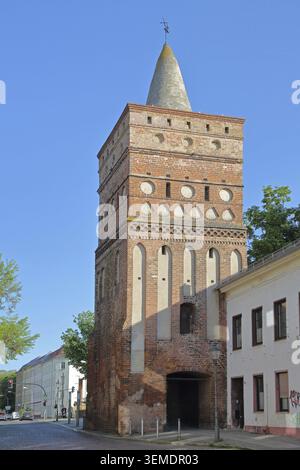 Torre della porta di Rathenow costruita nel 1320, torre della città, edificio in mattoni, città vecchia, Brandeburgo an der Havel, Havelland, Brandeburgo, Germania Foto Stock