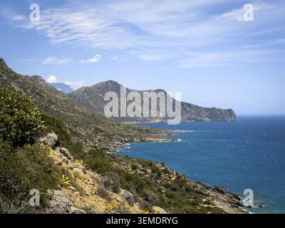 Vista da un pendio roccioso sopra la baia di Gialiskari che guarda a ovest lungo la costa rocciosa meridionale, il mare libico, Creta, Grecia Foto Stock