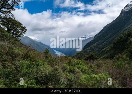 Una vista panoramica ad alto angolo che guarda verso il basso negli spettacolari panorami di Doubtful Sound. Foto Stock
