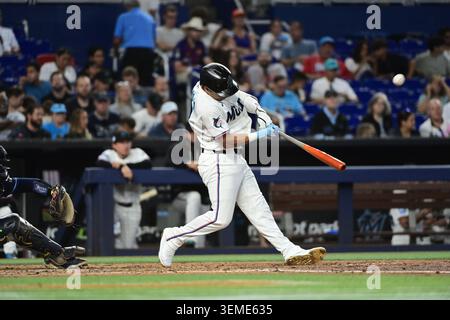 Miami, Stati Uniti. 6 giugno 2026. La terza base dei Miami Marlins Javier Sanoja #8 batte un homerun nel quinto inning durante la partita tra i Tampa Bay Rays e i Miami Marlins al loanDepot Park il 6 giugno 2026 a Miami, Florida. (Foto di JC Ruiz/Sipa USA) credito: SIPA USA/Alamy Live News Foto Stock