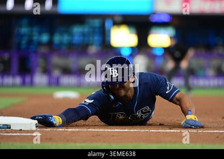 Miami, Stati Uniti. 6 giugno 2026. La seconda base dei Tampa Bay Rays, Richie Palacios, si tuffa nel 5° inning durante la partita tra i Tampa Bay Rays e i Miami Marlins al LoanDepot Park il 6 giugno 2026 a Miami, Florida. (Foto di JC Ruiz/Sipa USA) credito: SIPA USA/Alamy Live News Foto Stock