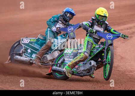 Patryk Dudek (692) della Polonia in giallo guidando Leon Madsen (30) della Danimarca in Blu durante l'ATPI FIM Speedway GP di Manchester al National Speedway Stadium di Manchester sabato 6 giugno 2026. (Foto: Ian Charles | mi News) crediti: MI News & Sport /Alamy Live News Foto Stock