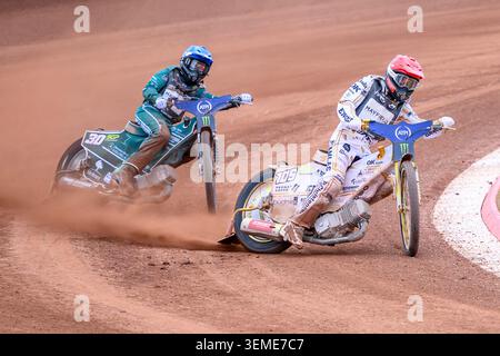 Anders Thomsen (105) della Danimarca in Red Leading Leon Madsen (30) della Danimarca in Blue durante l'ATPI FIM Speedway GP di Manchester al National Speedway Stadium di Manchester, sabato 6 giugno 2026. (Foto: Ian Charles | mi News) crediti: MI News & Sport /Alamy Live News Foto Stock
