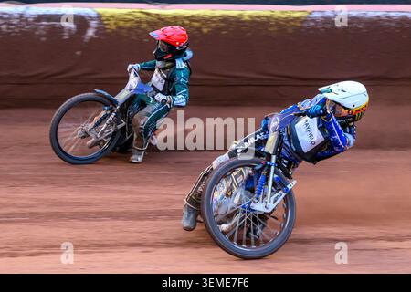 Jack Holder (25) dell'Australia in White cavalca all'interno di Leon Madsen (30) della Danimarca in Red durante l'ATPI FIM Speedway GP di Manchester al National Speedway Stadium di Manchester, sabato 6 giugno 2026. (Foto: Ian Charles | mi News) crediti: MI News & Sport /Alamy Live News Foto Stock