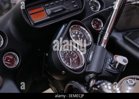 Vista ravvicinata del cruscotto della motocicletta con un quadro strumenti dettagliato. Il tachimetro in rilievo visualizza circa 174 KM/H, mentre l'odomete Foto Stock