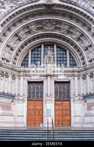 Entrata principale del Victoria and Albert Museum, Cromwell Road, South Kensington, Londra: Portico ornato ad arco con 1909 porte doppie in legno. Foto Stock