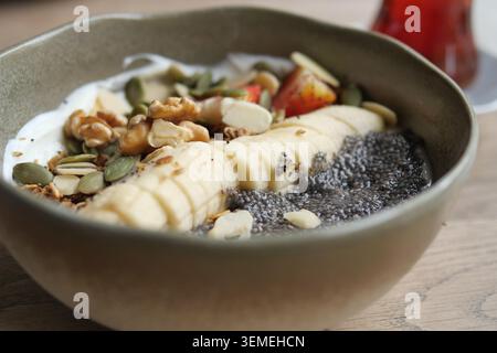 Sana ciotola per colazione con frutta e semi Foto Stock