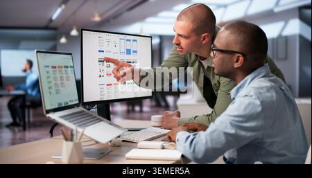 I designer Creative UX collaborano per migliorare la progettazione dell'interfaccia delle app. Foto Stock