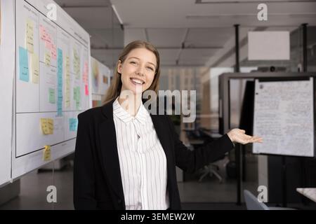 Ritratto di una donna d'affari fiduciosa che accoglie il cliente in un ufficio moderno Foto Stock