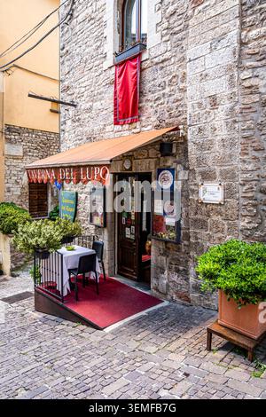 Pittoresca facciata del ristorante Taverna del Lupo, edificio storico nel centro storico medievale di Gubbio, Umbria, Italia Foto Stock