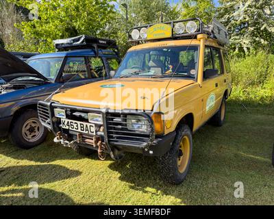 Veicolo Land Rover Discovery Camel Trophy Edition classico giallo parcheggiato sull'erba durante una mostra all'aperto Foto Stock