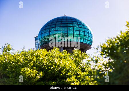 La bolla, sala riunioni in acciaio progettata da Renzo piano, vista attraverso il giardino pensile del tetto del Lingotto, ex fabbrica Fiat di Torino Foto Stock
