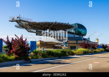 La bolla, sala riunioni in acciaio progettata da Renzo piano, vista attraverso il giardino pensile del tetto del Lingotto, ex fabbrica Fiat di Torino Foto Stock