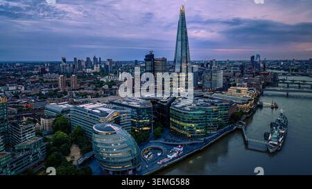 Vista aerea dello skyline di Londra al crepuscolo con The Shard, ex City Hall, HMS Belfast e il fiume Tamigi, Southwark, Londra, Inghilterra, Regno Unito Foto Stock