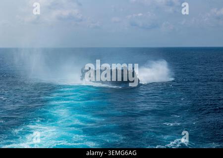 Mezzi da sbarco della Marina degli Stati Uniti, cuscino d'aria con unità 5 di assalto, sbarcano la nave d'assalto anfibia classe Wasp USS Boxer durante la LCAC oper Foto Stock