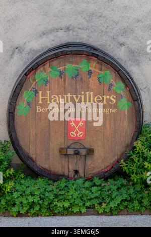 Hautvillers, Francia, 25 maggio 2026. Una botte di vino decorativa in legno montata su una parete a Hautvillers, Francia, Foto Stock