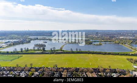Vista aerea delle Walthamstow Wetlands London Wildlife Trust, con spazi verdi circostanti, aree residenziali e il lontano skyline di Londra. Foto Stock