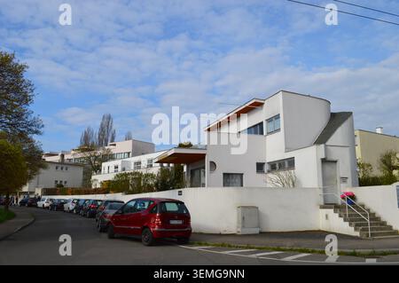 Stoccarda, Germania – 12 aprile 2015: Edificio residenziale progettato da Hans Scharoun presso la tenuta residenziale modernista di Weissenhofsiedlung Foto Stock