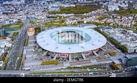 Vista aerea in 4K dello stadio nazionale Stade de France, Saint-Denis, Parigi, Francia, paesaggio urbano autunnale Foto Stock