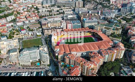 Vista aerea del paesaggio urbano di Monaco con lo Stade Luigi II, il Mar Mediterraneo, la densa architettura di lusso, il Principato di Monaco Foto Stock