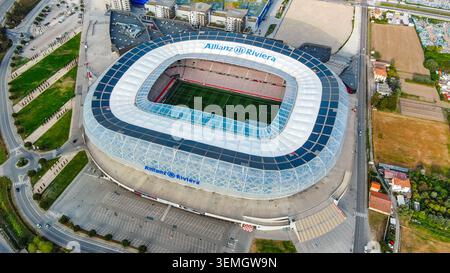 Vista aerea dello stadio Allianz Riviera, OGC Nice, terreno moderno e dal design ecologico con stand aperto, colline sullo sfondo, Nizza, Costa Azzurra, Francia Foto Stock