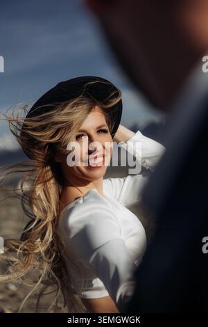 Bella donna sorridente con capelli fluenti all'aperto ritratto di stile di vita Foto Stock