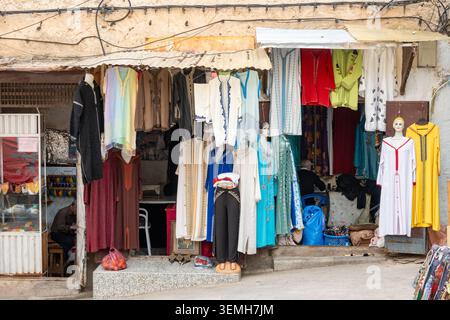 Negozi di abbigliamento nella medina di FES in Marocco Foto Stock