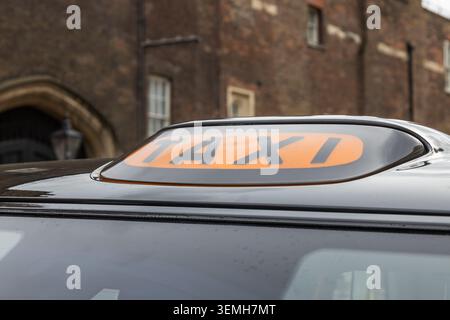 Primo piano di un classico cartello nero dei taxi di Londra. Londra, Regno Unito, 14 aprile 2024 Foto Stock