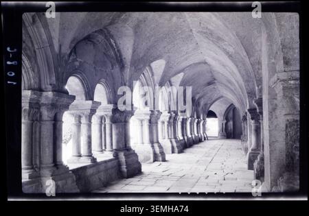 L'interno del chiostro dell'abbazia di Fontenay a Marmagne (Côte-d'Or, Francia) è fotografato da Marcel Maillard nel 1928, documentando l'architettura monastica e la disposizione degli spazi del chiostro dell'abbazia. Foto Stock