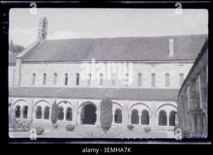 La galleria orientale del chiostro di Abbaye de Fontenay a Marmagne appare in una stampa in gelatina d'argento datata 1928. La fotografia riporta la galleria del chiostro e le caratteristiche architettoniche associate all'abbazia di Côte-d'Or, in Francia. Foto Stock