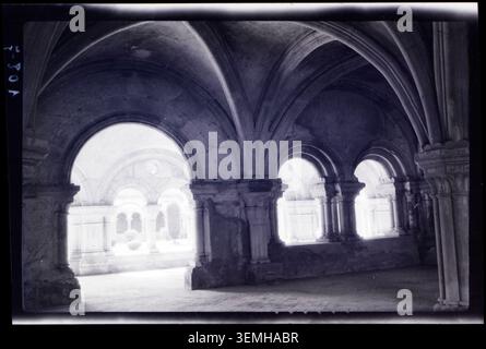 Il chiostro dell'Abbaye de Fontenay a Marmagne, Côte-d'Or, in Francia, è stato fotografato nel 1928 da Marcel Maillard, esponendo le gallerie viste dalla casa capitolare e sottolineando l'architettura monastica. Foto Stock