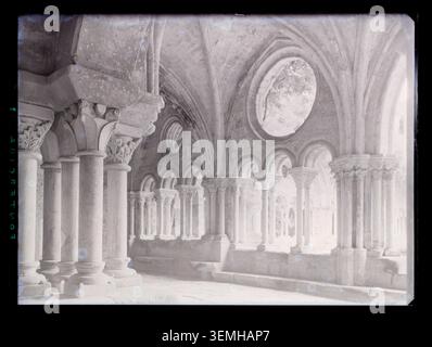 L'Abbaye Sainte-Marie de Fontfroide comprende la galleria est del chiostro di Bizanet, Aude, Francia. Marcel Maillard fotografò la galleria nel 1948, registrando l'architettura e il patrimonio dell'abbazia. Foto Stock